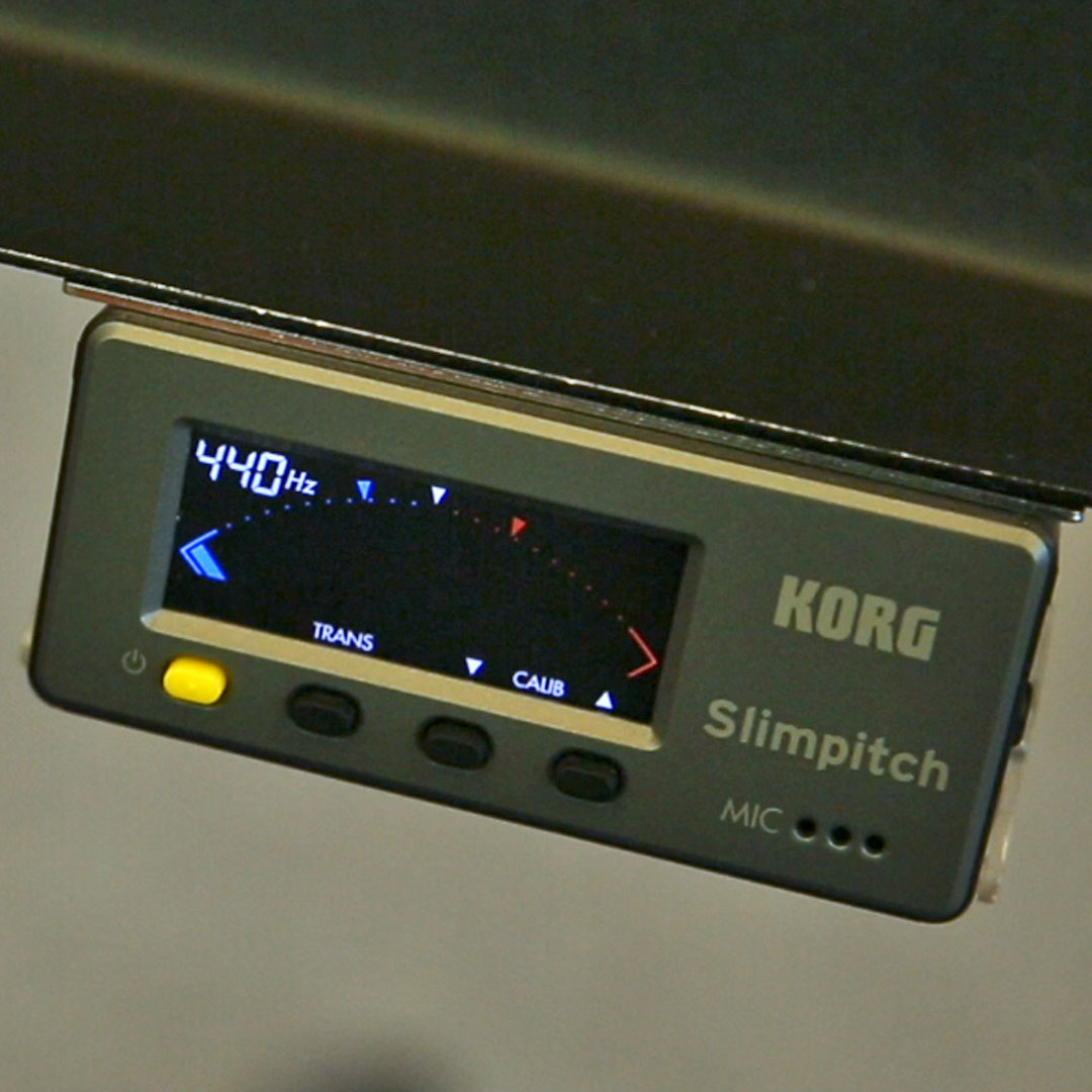 SLIMPITCH SLM-1CM-KTWH possiede un sensibile microfono interno per il rilevamento della frequenza ideale per lo studio o l'esercizio quotidiano