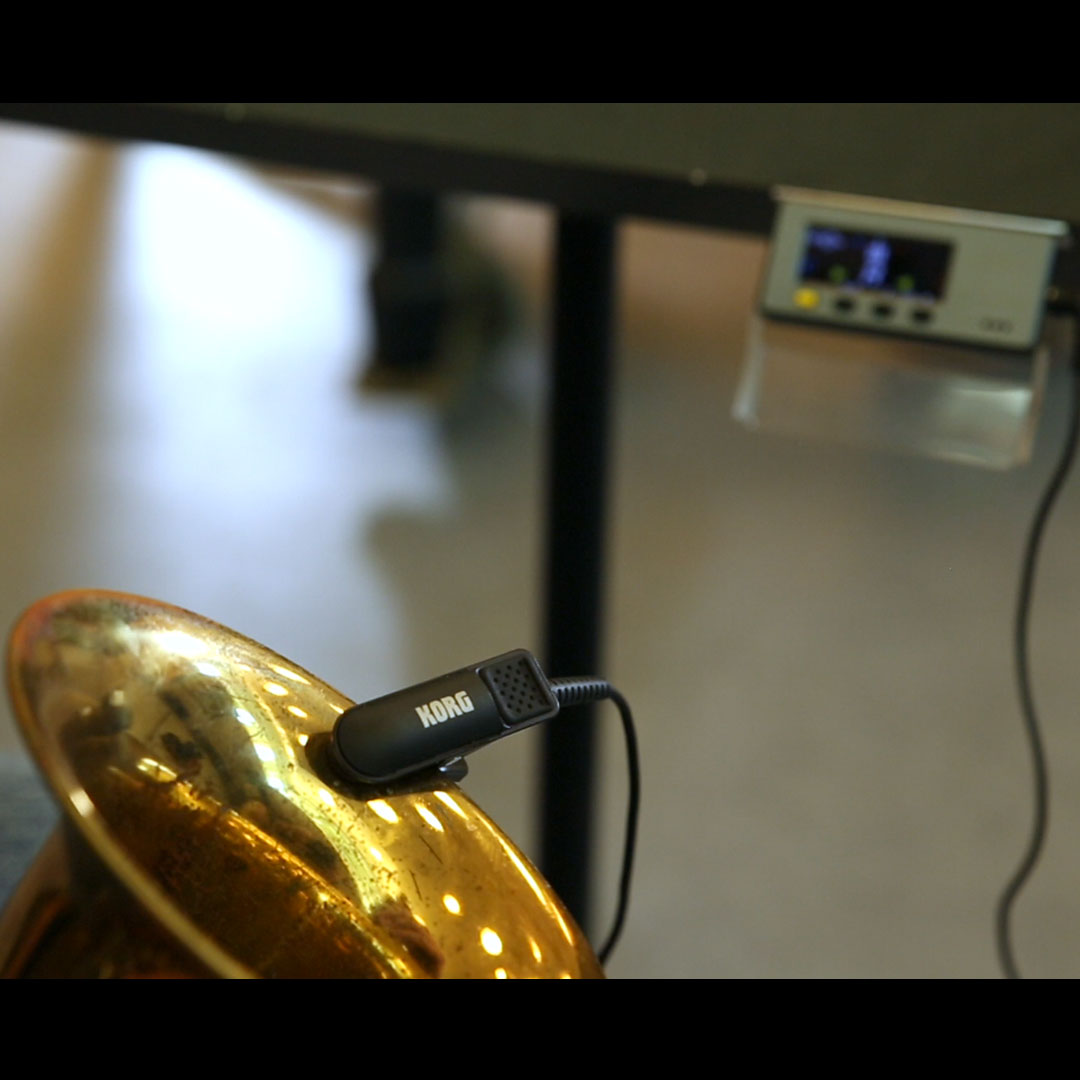 Slimpitch può ricorrere al microfono a clip aggiuntivo in dotazione fissandolo direttamente sullo strumento isolandolo da rumori esterni