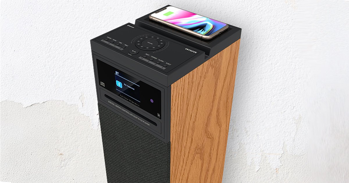 La base di supporto integrata sulla parte superiore offre la comodità di una ricarica wireless da 10W per smartphone compatibili, rendendo AIWA Tower 2.1 un vero centro tecnologico per la tua casa. In dotazione troverai anche un pratico telecomando, due batterie AAA e un cavo RCA per facilitare la configurazione e l’uso.