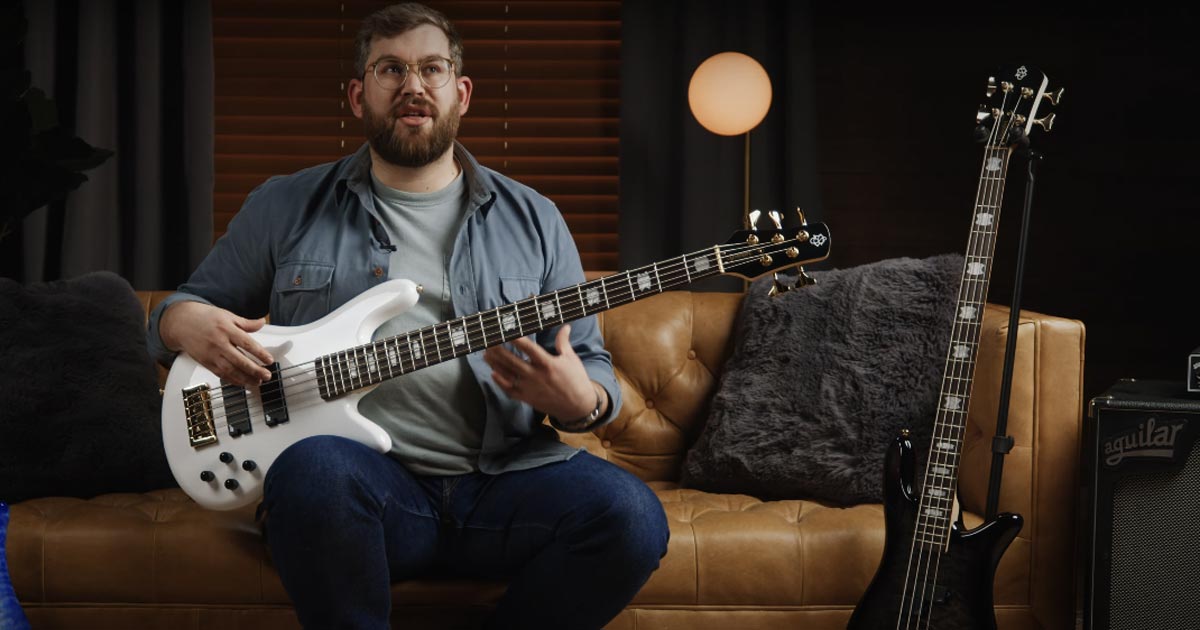 Will De Young, responsabile del Custom Shop Spector USA, mostra il basso elettrico a 5 corde NS-5 della Serie ICON Bolt-On con pickup Aguilar DCB Soapbar.