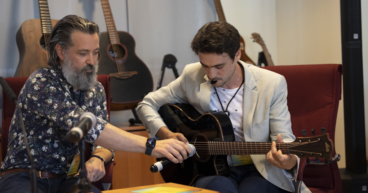 Il team di Algam France nelle figure di ROBIN TIRADO (Lâg Guitars Development Manager) e GWÉNAËL GILBERT (Camac Brand Manager) presenta le nuove chitarre da viaggio Sauvage e racconta la storia e il lavoro che è stato fatto sul brand francese.