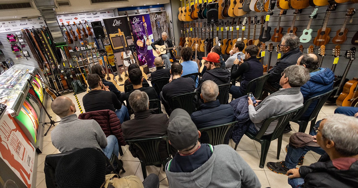 Guarda le foto della tappa presso Arcobaleno Centro Musicale a Roma del Demo Tour 2023 di Eko Guitars!