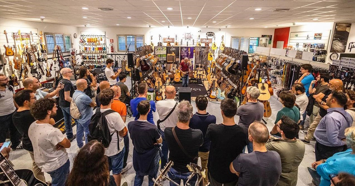 Guarda le foto della tappa del Demo Tour 2023 presso Lenzotti Strumenti Musicali!