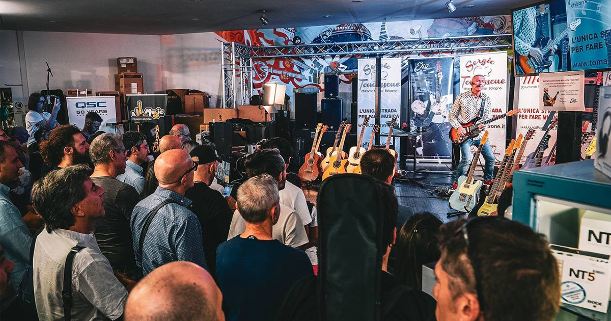 Guarda le foto del Demo Tour 2023 di Eko Guitars presso Tomassone!
