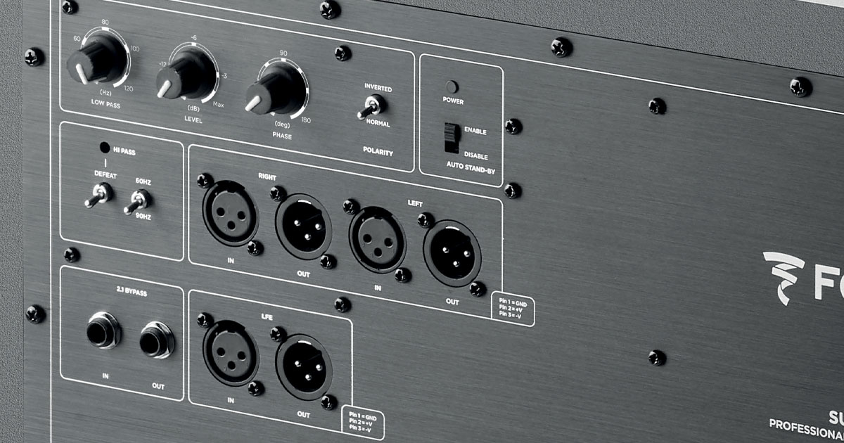 Pannello controlli e connessioni del Focal Sub One, un subwoofer per producer e studi di registrazione. Ingressi e uscite L, R e LFE su XLR bilanciati, controlli di volume, high e low pass, inversione di polarità e regolazione della fase. Funzione mute da pedale footswitch