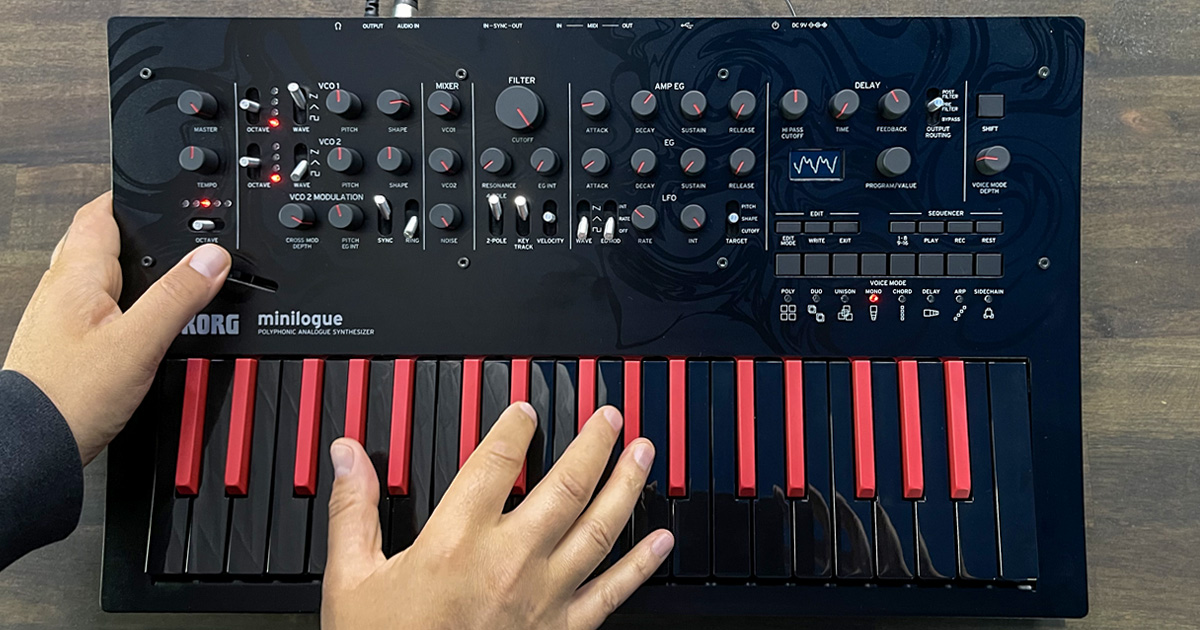 Il Korg minilogue Bass è una versione in tiratura limitata del sintetizzatore analogico minilogue dal particolare design e con 100 suoni preset di basso synth. Distribuito in Italia dalla Algam EKO