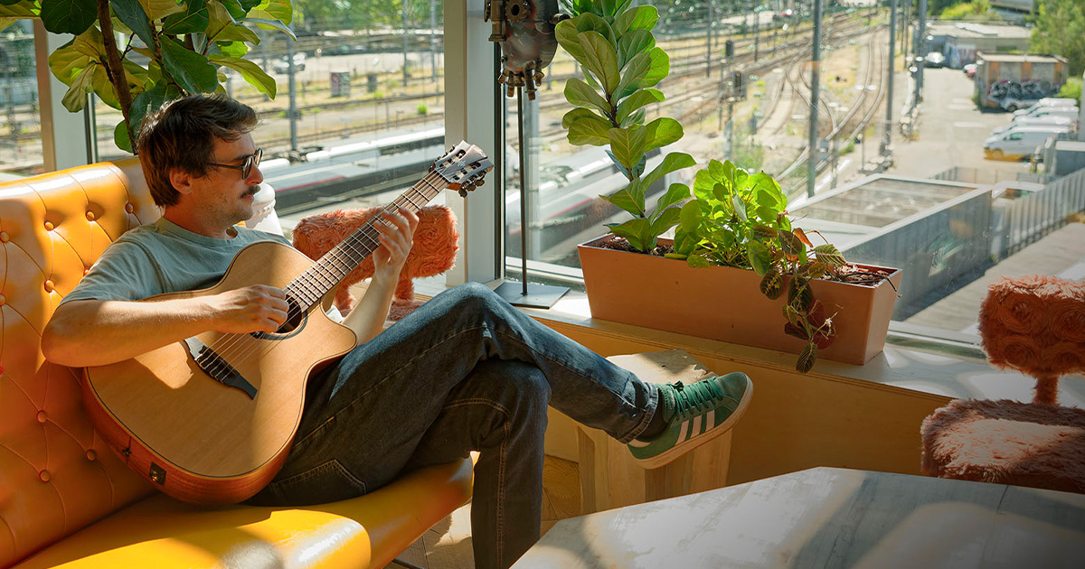 Le chitarre HyVibe offrono molto di più di una semplice chitarra acustica: puoi creare i tuoi effetti e ascoltarli dove vuoi direttamente dal corpo della chitarra. Crea le tue basi con il looper multitraccia, o improvvisa sopra una canzone collegando il Bluetooth. L'app dedicata offre ulteriori possibilità.