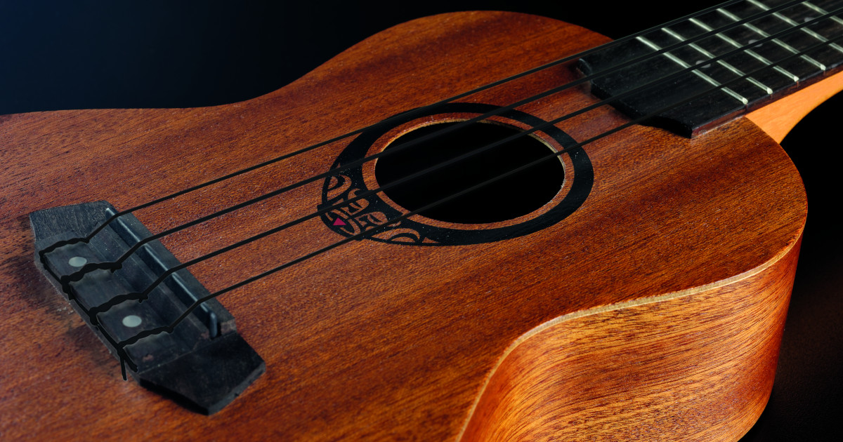 Gli ukulele e le mini guitars delle serie Tiki Uku e Tiki Guitar mostrano il logo Tiki Uku