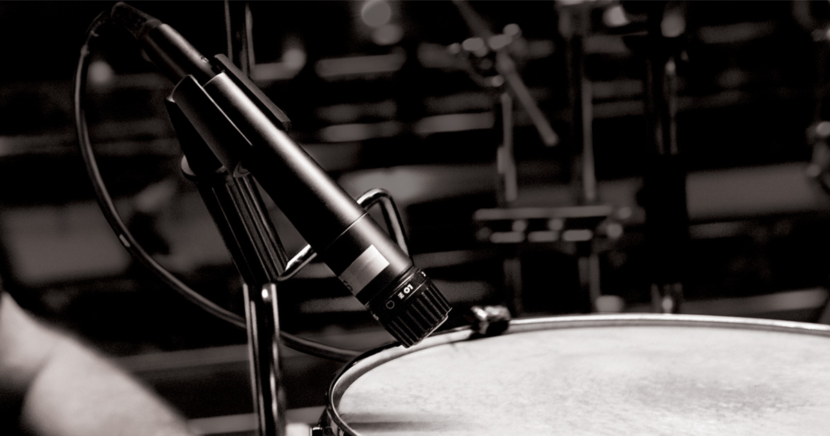 Shure SM57 è il microfono dinamico cardioide divenuto uno standard professionale nella registrazione e ripresa del rullante della batteria; in studio e dal vivo