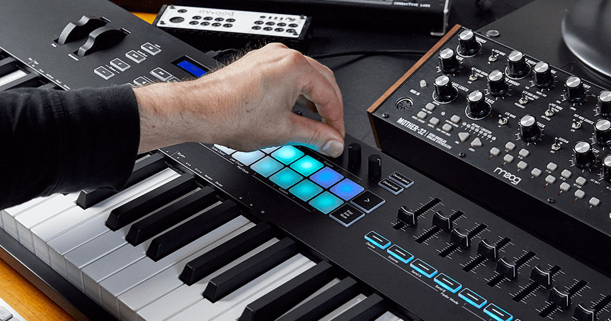 Novation LaunchKey è una serie di tastiere MIDI USB progettata per il controllo fisico pressoché totale dei principali software DAW: Ableton Live, Logic Pro, etc.