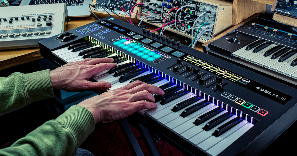 Novation SL MKIII - la terza generazione di MIDI controller a tastiera completamente rimandabile, compatibile con tutte le DAW. Il particolare sistema di scansione dell'interazione con la tastiera che analizza ben 10000 punti al secondo, offre un rispetto della risposta dinamica e delle nuanche distintive del musicista senza rivali. 