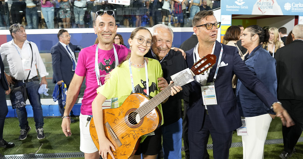 La Eko CS-15 autografata da tutti i cantanti della Nazionale Cantanti in premio a una spettatrice della Partita del Cuore 2025