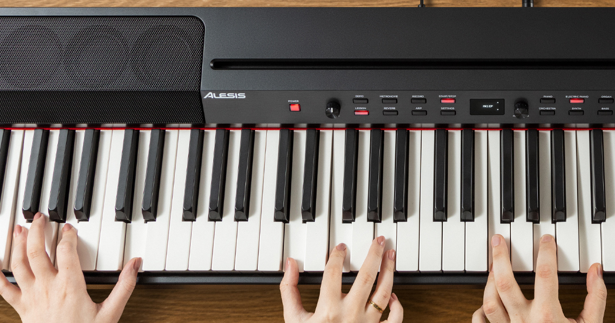 Il modo Lesson dei pianoforti digitali Alesis Prestige: perfetto per l’insegnamento in presenza dove il maestro e l’allievo possono seguirsi a vicenda separando la tastiera in due zone sulle quali sarà disponibile esattamente lo stesso suono