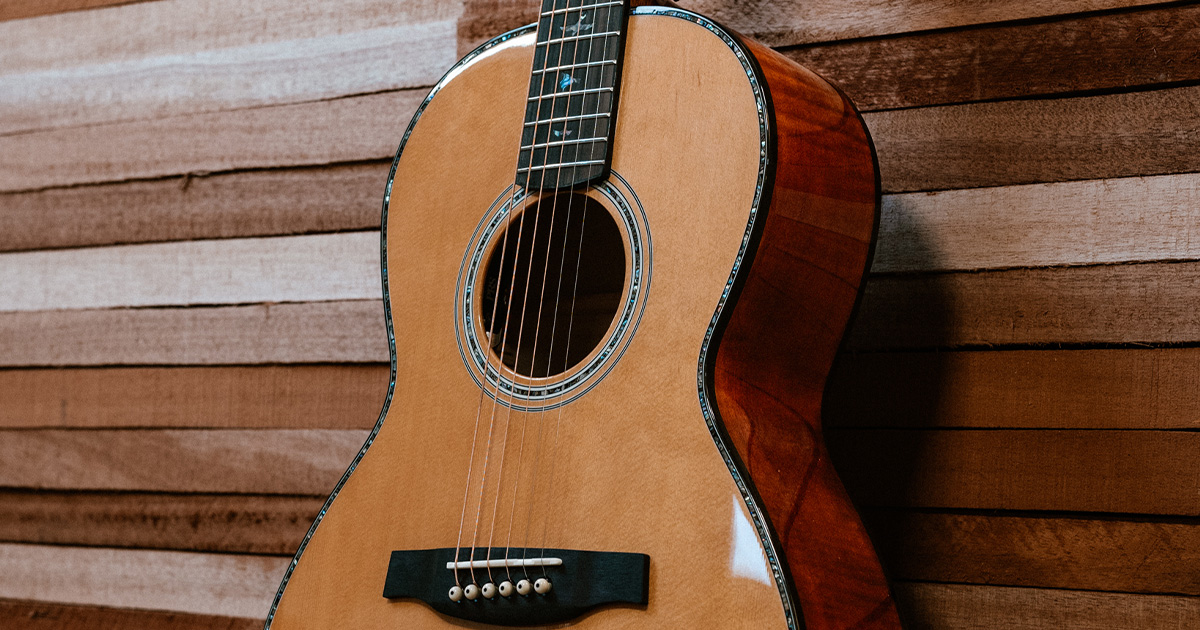 Il formato Tonare Parlor e la lunghezza ridotta della scala rendono questa chitarra comoda da suonare, mentre il purfling e la rosetta in Abalone le donano un aspetto elegante e raffinato.