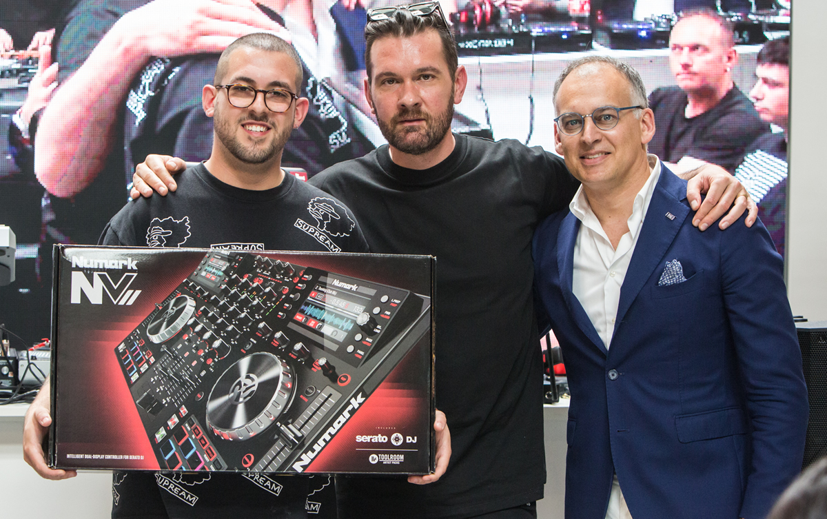 MATTEO ZUPPIROLI è il terzo classificato del DJ & PERFORMER CONTEST 2018 a cura di Eko Music Group e Music Inside Rimini. Si è aggiudicato un Numark NVII consegnatogli da ANDRO (Andrea Mariano - Negramaro) e Francesco D'Astore (EKO Music Group)