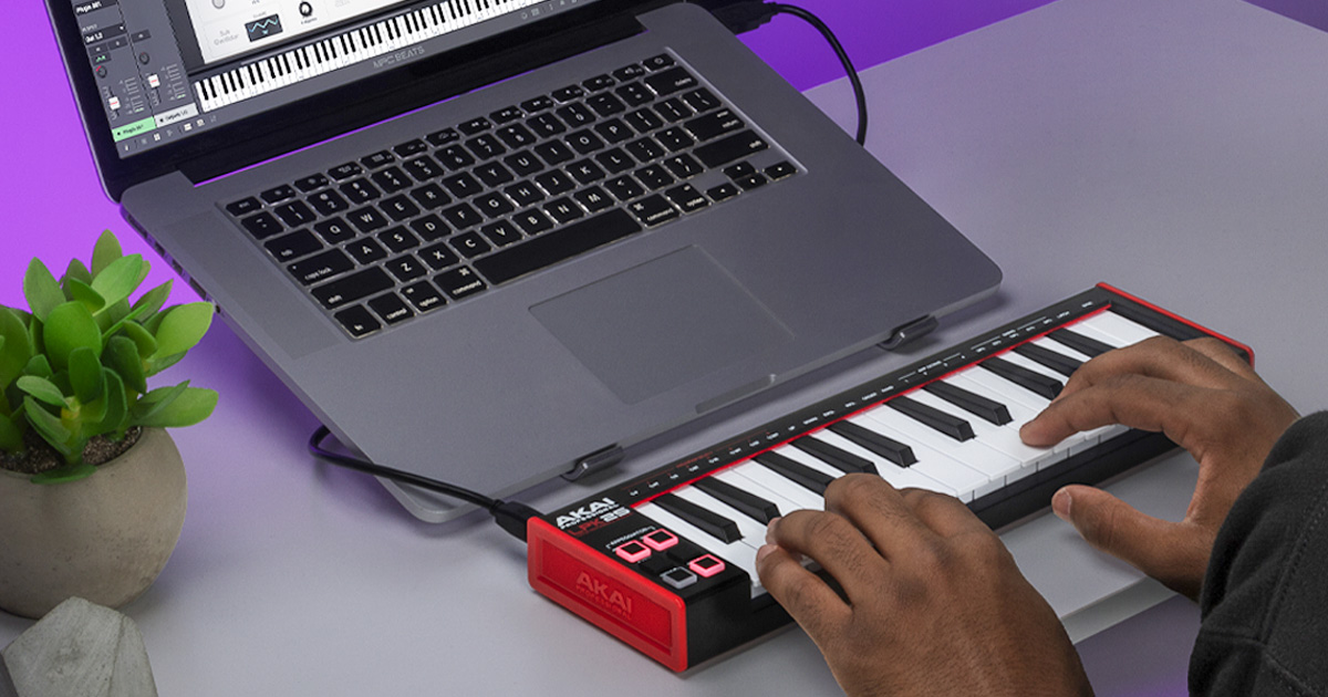 Akai Professional LPK25 MKII tastiera USB MIDI 25 tasti sensibili alla dinamica, di tipo synth action, con arpeggiatore programmabile e sincronizzabile via MIDI CLOCK, pulsante sustain e trasposizione delle ottave. Suona i tuoi software DAW e VST preferiti