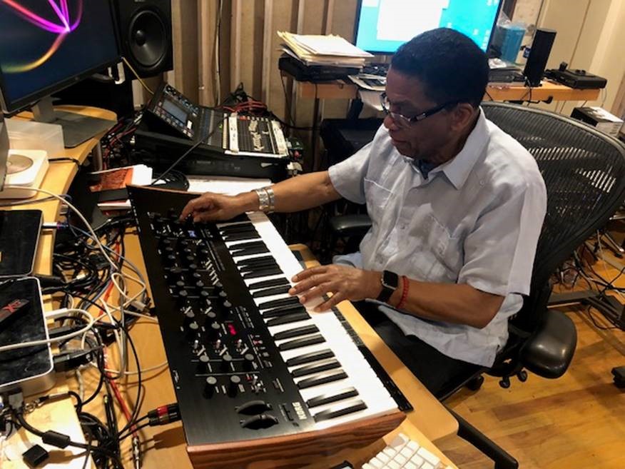 Il famoso pianista Herbie Hancock nel suo studio con KORG prologue