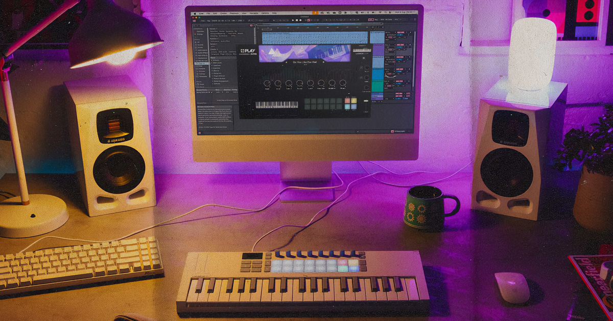 Novation Play - plug-in gratuito, uno strumento virtuale esclusivo per tutti gli utenti delle MIDI USB Masterkeyboard Launchkey MK4, sviluppato in collaborazione con Klevgrand, fornito di ben 80 preset campionati da storici synth Novation, Sequential e Ob