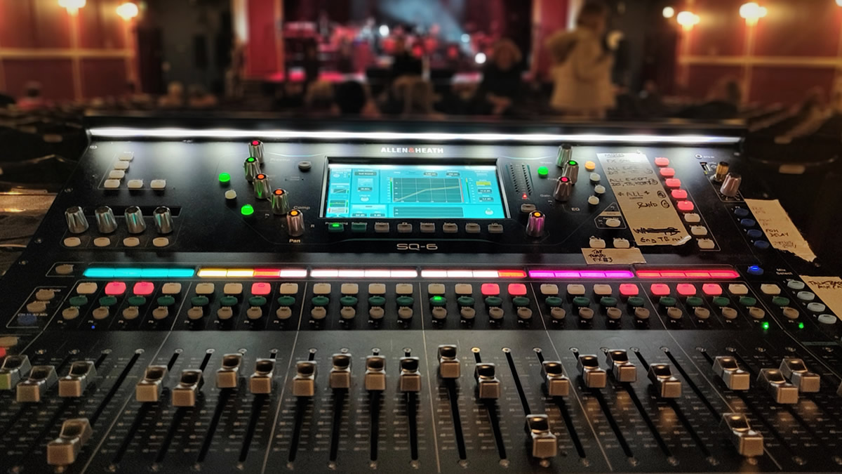 Q the Music, nota band Inglese tributo a 007, è in tour per teatri con due mixer digitali della serie SQ by Allen & Heath.