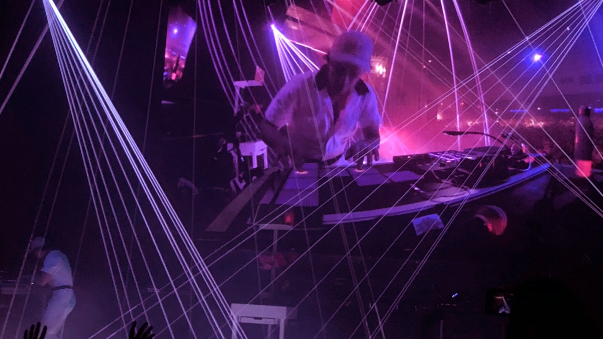 Flume con ROLI Lightpad Block durante la tappa del tour alla 02 Brixton Academy di Londra nel 2019 Flume con ROLI Lightpad Block durante la tappa del tour alla 02 Brixton Academy di Londra nel 2019