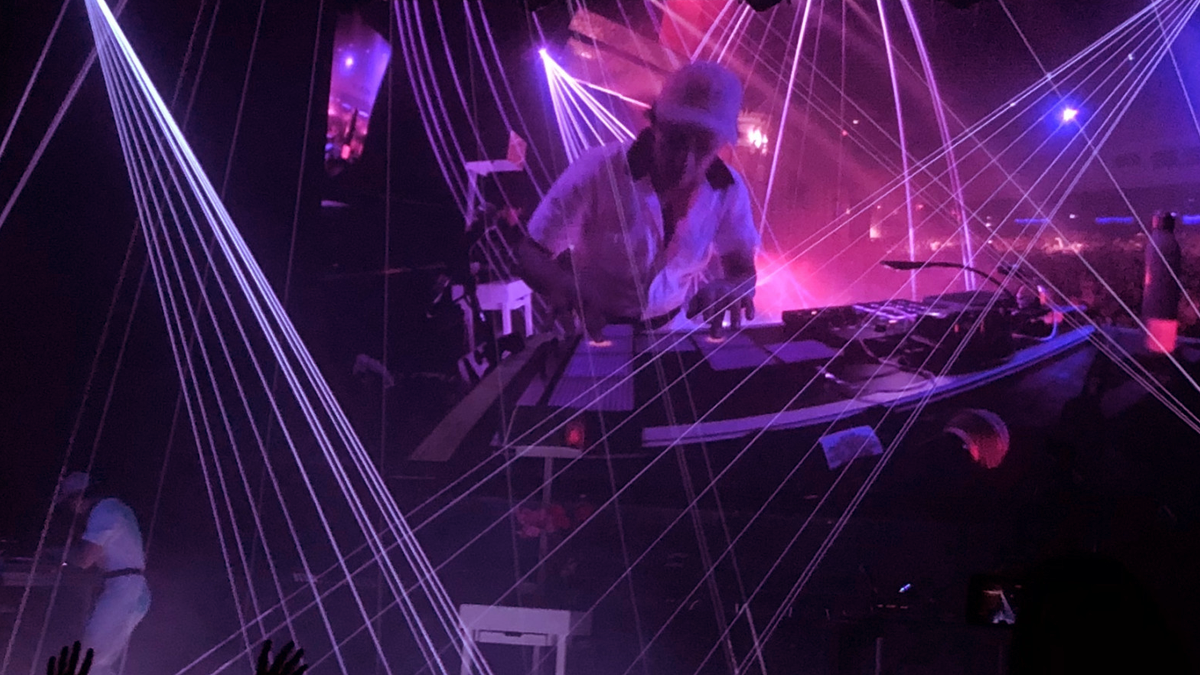 Flume con ROLI Lightpad Block durante la tappa del tour alla 02 Brixton Academy di Londra nel 2019