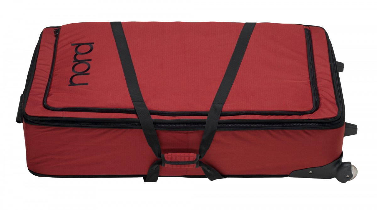Nord Soft Case Organ la custodia imbottita trolley che offre protezione e praticità di trasporto per il tuo Nord Organ 3, ideale per prove tasferte e Tour, è dotata di ruote e maniglie ed arricchita da una tasca esterna capiente dove riporre il leggio Music Stand EX e tutti i tuoi cavi.