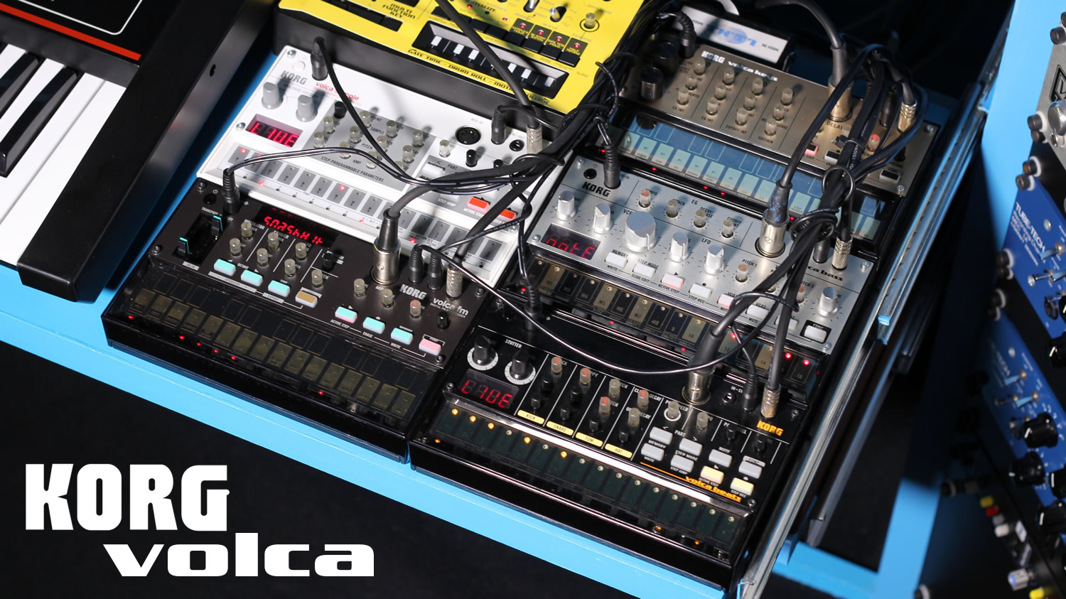 Korg Volca è una linea di strumenti musicali elettronici compatti, che include synth analogici, sintetizzatori digitali, sample player, drum machine. Tutti dotati di connettività MIDI IN, sync I/O analogico, step sequencer, e tante altre utili funzioni.