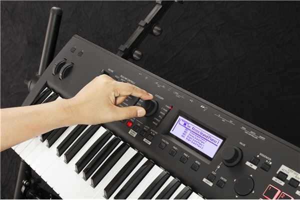 Korg KROSS 2-61 (Super Matte Black)