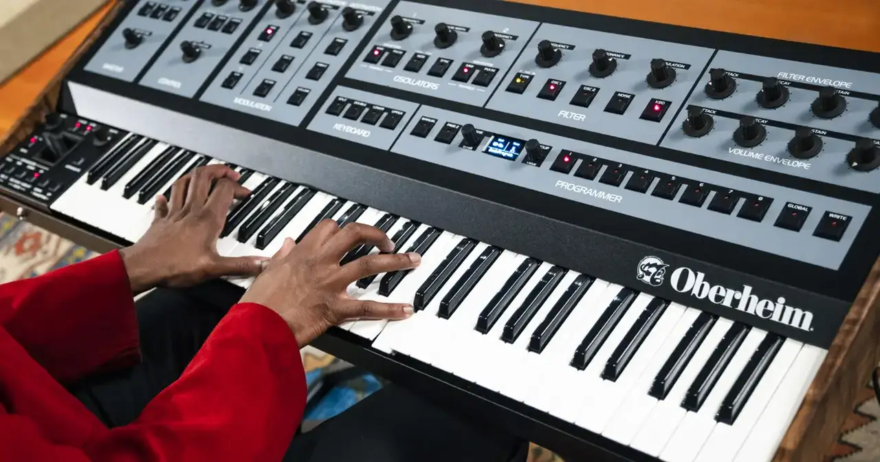 Oberheim OB-X8 è un sintetizzatore analogico polifonico e bi-timbrico a 8 voci con 2 VCO discreti, 2 VCF selezionabili, 2 inviluppi e funzione Vintage, 2 LFO, Arpeggiatore e Master Tune. Oberheim OB-X8 è un sintetizzatore analogico polifonico e bi-timbrico a 8 voci con 2 VCO discreti, 2 VCF selezionabili, 2 inviluppi e funzione Vintage, 2 LFO, Arpeggiatore e Master Tune.