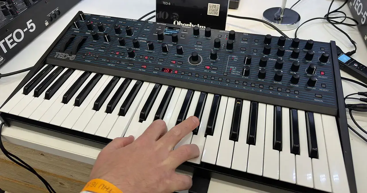 OBERHEIM TEO-5: Thomas Elroy Oberheim un nome, un pioniere e guru della sintesi. Synth polifonico a 5 voci con filtro SEM OBERHEIM TEO-5: Thomas Elroy Oberheim un nome, un pioniere e guru della sintesi. Synth polifonico a 5 voci con filtro SEM